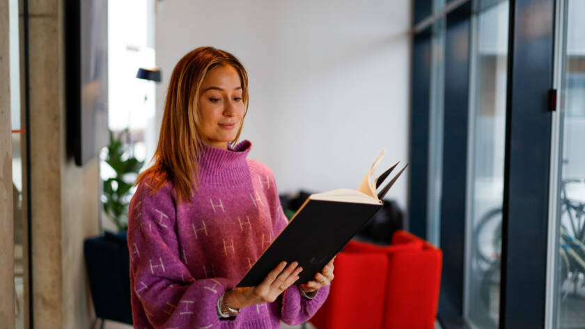 Dame leser en bok