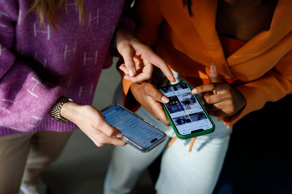 to personer som ser på telefonen