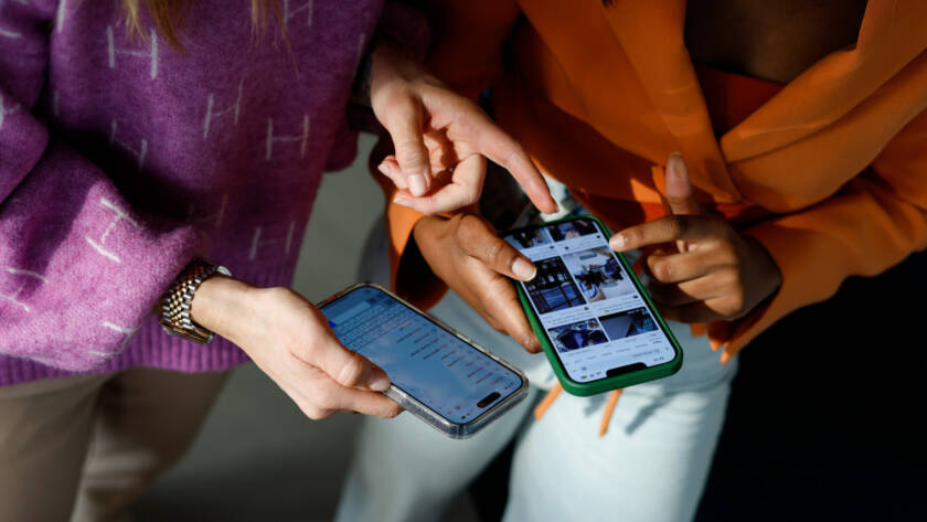 to personer som ser på telefonen