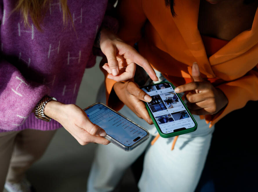 to personer som ser på telefonen